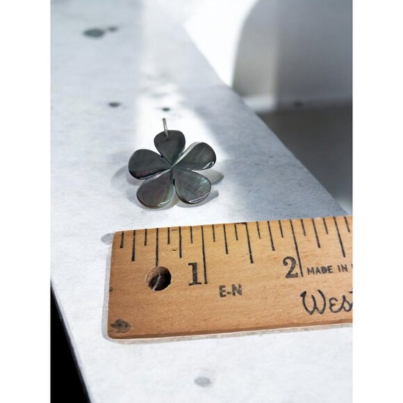 Iridescent Mother of Pearl Flower Pendant - Picture 5 of 5